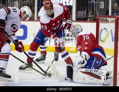 Carolina Hurricanes rechten Flügel Andrei Svechnikov (37) schießt auf Washington Capitals Torwart Braden Holtby (70) Während verteidigt von Kapitellen rechten Flügel Tom Wilson (43) während der ersten Zeit in der Hauptstadt zu einer Arena in Washington, D.C. am 26. März 2019. Die Hauptstädte führen die Metropolitan Division und können einen Stanley Cup Endspiel Position heute abend klammern. Die Hurrikane bleiben in einer wilden Karte positionieren, wie Sie sich einen Platz in den Playoffs jagen. Foto von Alex Edelman/UPI Stockfoto