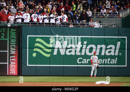 Philadelphia Phillies rechter Feldspieler Bryce Harper steht im outfield, als eine Gruppe von Washington Nationals fans Hemden tragen, buchstabieren, 'Verräter, da die Phillies die Angehörigen an den Angehörigen spielen am 2. April 2019 in Washington, D.C., ist Harper's erstmals wieder seit dem Verlassen der Nationals Park für die Phillies. Foto von Kevin Dietsch/UPI Stockfoto