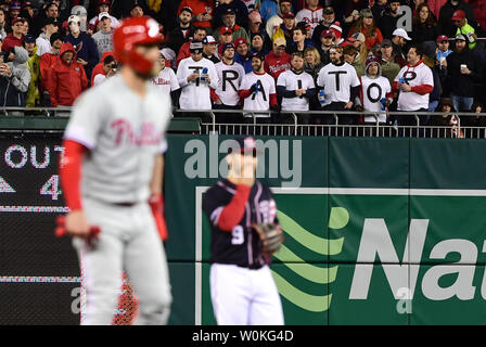 Philadelphia Phillies rechter Feldspieler Bryce Harper steht an der zweiten Base (L) als Gruppe von Washington Nationals fans Hemden tragen, buchstabieren, 'Verräter, da die Phillies die Angehörigen an den Angehörigen spielen am 2. April 2019 in Washington, D.C., ist Harper's erstmals wieder seit dem Verlassen der Nationals Park für die Phillies. Foto von Kevin Dietsch/UPI Stockfoto