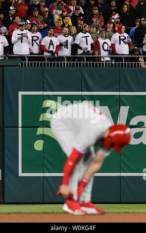Philadelphia Phillies rechter Feldspieler Bryce Harper steht auf die zweite Basis, als eine Gruppe von Washington Nationals fans Hemden tragen, buchstabieren, 'Verräter, da die Phillies die Angehörigen an den Angehörigen spielen am 2. April 2019 in Washington, D.C., ist Harper's erstmals wieder seit dem Verlassen der Nationals Park für die Phillies. Foto von Kevin Dietsch/UPI Stockfoto