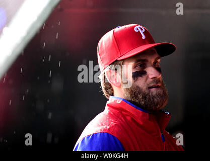 Philadelphia Phillies rechter Feldspieler Bryce Harper (3) im dugout gesehen wird als die Phillies die Washington Nationals an den Angehörigen Park am 2. April 2019 in Washington, D.C., Photo Play von Kevin Dietsch/UPI Stockfoto