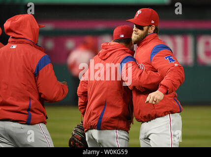 Philadelphia Phillies rechter Feldspieler Bryce Harper umarmt Teamkollegen vor dem Spiel gegen die Washington Nationals an den Angehörigen Feld am 2. April 2019 in Washington, D.C., ist Harper's erstmals wieder seit dem Verlassen der Nationals Park für die Phillies. Foto von Kevin Dietsch/UPI Stockfoto