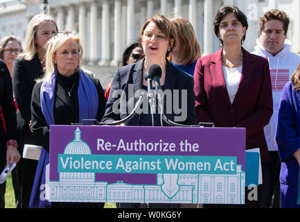 Sen. Amy Klobuchar, D-MN, spricht auf einer Pressekonferenz reauthorization der Gewalt gegen Frauen Akt, auf den US Capitol am 3. April 2019. Foto von Kevin Dietsch/UPI Stockfoto