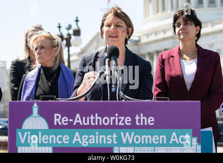 Sen. Amy Klobuchar, D-MN, spricht auf einer Pressekonferenz reauthorization der Gewalt gegen Frauen Akt, auf den US Capitol am 3. April 2019. Foto von Kevin Dietsch/UPI Stockfoto