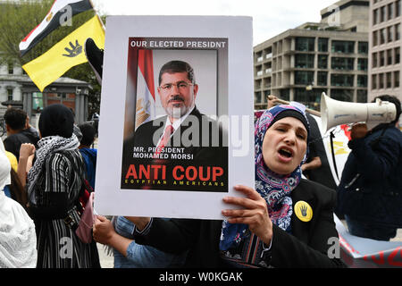 Anhänger des ehemaligen ägyptischen Präsidenten Mohamed Morsi Protest in der Nähe von Blair House, wo vorhanden Ägyptischen Präsidenten Abdel Fattah el-Sisi nach einem Treffen mit US-Präsident Donald Trump in der Nähe des Weissen Hauses in Washington ist, DC am 9. April 2019. Morsi war Präsident wiedergewählt 2012 und dann entfernt vom El-Sisi in einem Coup d'Etat 2013. Foto von Pat Benic/UPI Stockfoto