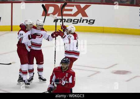 Carolina Hurricanes rechten Flügel Andrei Svechnikov (37) feiert mit Mannschaftskameraden, nachdem er sein zweites Ziel der Nacht auf Washington Capitals Torwart Braden Holtby (70) während der dritten Periode bei Capital eine Arena, in der ersten Runde der Stanley Cup Playoffs in Washington, D.C. am 11. April 2019. Dies ist die Hurrikane ersten Stanley Cup Endspiel Aussehen seit 2009. Foto von Alex Edelman/UPI Stockfoto