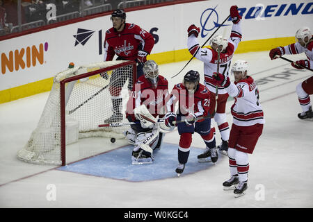 Carolina Hurricanes rechten Flügel Andrei Svechnikov (37) reagiert, nachdem zählen auf Washington Capitals Torwart Braden Holtby (70) während der dritten Periode bei Capital eine Arena, in der ersten Runde der Stanley Cup Playoffs in Washington, D.C. am 11. April 2019. Dies ist die Hurrikane ersten Stanley Cup Endspiel Aussehen seit 2009. Foto von Alex Edelman/UPI Stockfoto