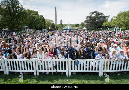 Menschenmassen warten auf den Start des Weißen Hauses Easter Egg Roll im Weißen Haus in Washington, D.C. am 22. April 2019. Foto von Kevin Dietsch/UPI Stockfoto