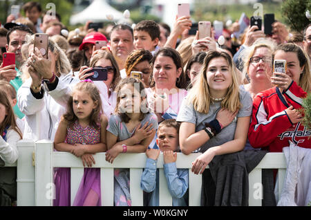 Menschenmassen warten auf den Start des Weißen Hauses Easter Egg Roll im Weißen Haus in Washington, D.C. am 22. April 2019. Foto von Kevin Dietsch/UPI Stockfoto