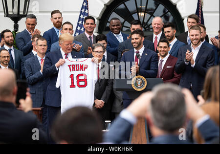 Präsident Donald Trump hält ein commemorative Jersey als er begrüßt die 2018 World Series Champions Boston Red Sox, während einer Zeremonie im Weißen Haus in Washington, D.C. zu Ehren am 9. Mai 2019. Foto von Kevin Dietsch/UPI Stockfoto