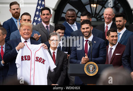 Präsident Donald Trump hält ein commemorative Jersey als er begrüßt die 2018 World Series Champions Boston Red Sox, während einer Zeremonie im Weißen Haus in Washington, D.C. zu Ehren am 9. Mai 2019. Foto von Kevin Dietsch/UPI Stockfoto