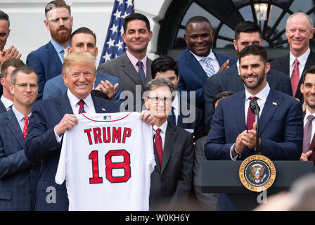 Präsident Donald Trump hält ein commemorative Jersey als er begrüßt die 2018 World Series Champions Boston Red Sox, während einer Zeremonie im Weißen Haus in Washington, D.C. zu Ehren am 9. Mai 2019. Foto von Kevin Dietsch/UPI Stockfoto