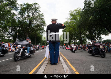 Pensionierte USMC SSGT Tim Kammern begrüßt als Motorradfahrer während der Rolling Thunder, die jährliche Memorial Day Wochenende Motorrad Rallye für Veteranen, der Kriegsgefangenen und der Service Mitglieder, die Hunderte von Tausenden von Teilnehmern, die in Washington, D.C. am 26. Mai 2019. Die Organisatoren der Veranstaltung angekündigt, dass dies der letzte Rolling Thunder wird allerdings Präsident Trump getwittert heute früh, dass die Rallye im nächsten Jahr wieder. Foto von Kevin Dietsch/UPI Stockfoto