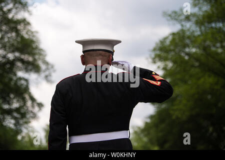 Pensionierte USMC SSGT Tim Kammern begrüßt als Motorradfahrer während der Rolling Thunder, die jährliche Memorial Day Wochenende Motorrad Rallye für Veteranen, der Kriegsgefangenen und der Service Mitglieder, die Hunderte von Tausenden von Teilnehmern, die in Washington, D.C. am 26. Mai 2019. Die Organisatoren der Veranstaltung angekündigt, dass dies der letzte Rolling Thunder wird allerdings Präsident Trump getwittert heute früh, dass die Rallye im nächsten Jahr wieder. Foto von Kevin Dietsch/UPI Stockfoto