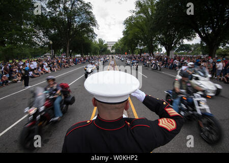 Pensionierte USMC SSGT Tim Kammern begrüßt als Motorradfahrer während der Rolling Thunder, die jährliche Memorial Day Wochenende Motorrad Rallye für Veteranen, der Kriegsgefangenen und der Service Mitglieder, die Hunderte von Tausenden von Teilnehmern, die in Washington, D.C. am 26. Mai 2019. Die Organisatoren der Veranstaltung angekündigt, dass dies der letzte Rolling Thunder wird allerdings Präsident Trump getwittert heute früh, dass die Rallye im nächsten Jahr wieder. Foto von Kevin Dietsch/UPI Stockfoto