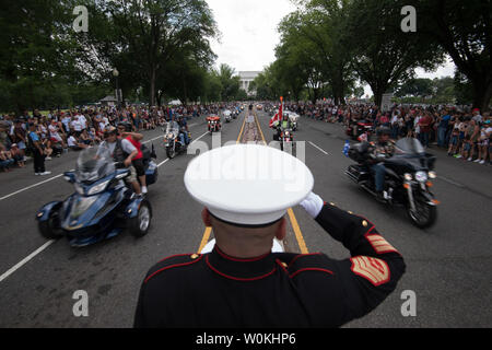 Pensionierte USMC SSGT Tim Kammern begrüßt als Motorradfahrer während der Rolling Thunder, die jährliche Memorial Day Wochenende Motorrad Rallye für Veteranen, der Kriegsgefangenen und der Service Mitglieder, die Hunderte von Tausenden von Teilnehmern, die in Washington, D.C. am 26. Mai 2019. Die Organisatoren der Veranstaltung angekündigt, dass dies der letzte Rolling Thunder wird allerdings Präsident Trump getwittert heute früh, dass die Rallye im nächsten Jahr wieder. Foto von Kevin Dietsch/UPI Stockfoto