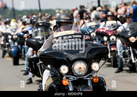 Motorradfahrer Teil während Rolling Thunder, die jährliche Memorial Day Wochenende Motorrad Rallye für Veteranen, der Kriegsgefangenen und der Service Mitglieder, die Hunderte von Tausenden von Teilnehmern, die in Washington, D.C. am 26. Mai 2019. Die Organisatoren der Veranstaltung angekündigt, dass dies der letzte Rolling Thunder wird allerdings Präsident Trump getwittert heute früh, dass die Rallye im nächsten Jahr wieder. Foto von Kevin Dietsch/UPI Stockfoto