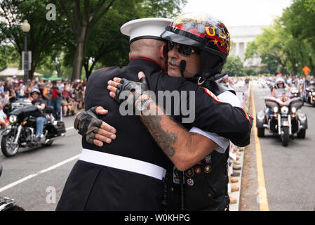 Ein motorradfahrer Umarmungen pensionierte USMC SSGT Tim Kammern während Rolling Thunder, die jährliche Memorial Day Wochenende Motorrad Rallye für Veteranen, der Kriegsgefangenen und der Service Mitglieder, die Hunderte von Tausenden von Teilnehmern, die in Washington, D.C. am 26. Mai 2019. Die Organisatoren der Veranstaltung angekündigt, dass dies der letzte Rolling Thunder wird allerdings Präsident Trump getwittert heute früh, dass die Rallye im nächsten Jahr wieder. Foto von Kevin Dietsch/UPI Stockfoto