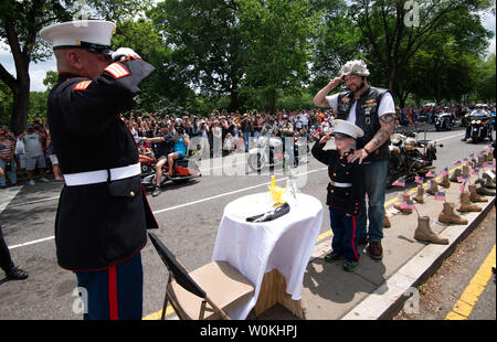 Ein junges Kind und sein Vater salute pensionierte USMC SSGT Tim Kammern während Rolling Thunder, die jährliche Memorial Day Wochenende Motorrad Rallye für Veteranen, der Kriegsgefangenen und der Service Mitglieder, die Hunderte von Tausenden von Teilnehmern, die in Washington, D.C. am 26. Mai 2019. Die Organisatoren der Veranstaltung angekündigt, dass dies der letzte Rolling Thunder wird allerdings Präsident Trump getwittert heute früh, dass die Rallye im nächsten Jahr wieder. Foto von Kevin Dietsch/UPI Stockfoto