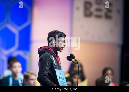 Rishik Gandhasri, 13, San Jose, Kalifornien, beteiligt sich an der Endrunde der2019 Scripps National Spelling Bee am 30. Mai 2019 in Oxon Hill, Maryland. Es gab 565 Spellers zu Beginn des Wettbewerbs und jetzt sind es 50, die noch für die Endrunde. Dies ist das 92. Jahr, die das Scripps National Spelling Bee gehalten worden ist. Foto von Pete Marovich/UPI Stockfoto