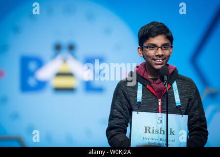 Rishik Gandhasri, 13, San Jose, Kalifornien, beteiligt sich an der Endrunde der2019 Scripps National Spelling Bee am 30. Mai 2019 in Oxon Hill, Maryland. Es gab 565 Spellers zu Beginn des Wettbewerbs und jetzt sind es 50, die noch für die Endrunde. Dies ist das 92. Jahr, die das Scripps National Spelling Bee gehalten worden ist. Foto von Pete Marovich/UPI Stockfoto