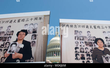 Eine Kunstausstellung mit dem Titel "Tiananmen Mütter Porträts Hervorheben der Angehörigen der Opfer in das Massaker auf dem Platz des Himmlischen Friedens getötet wird bei einer Veranstaltung zu Ehren des 30. Jahrestags der Platz des Himmlischen Friedens gesehen, auf den US-Kapitol in Washington, D.C. am 4. Juni 2019. Foto von Kevin Dietsch/UPI Stockfoto