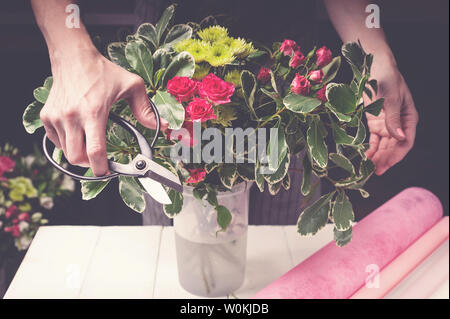 Blumengeschäft arbeitet. Frauenhände, eine Hochzeit Strauß Rosen. Small Business Konzept Stockfoto