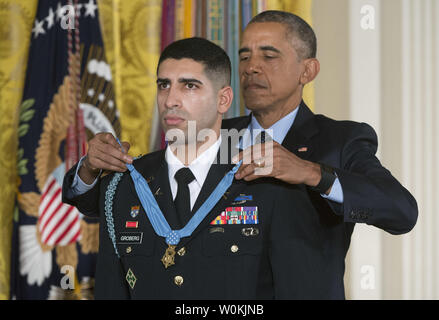 Präsident Barack Obama die Vergabe der Ehrenmedaille der Kapitän Florent A. Groberg, U.S. Army (Ret), während einer Zeremonie im Weißen Haus in Washington, D.C. am 12. November 2015. Kapitän Groberg wird für mutige Aktionen erkannt während der während der Kampfhandlungen im Asadabad angegriffen hatten, Kunar Province, Afghanistan am 8. August 2012. Groberg, behandelt ein Selbstmordattentäter speichern Fellow service Mitglieder während der schweren Wunden. Foto von Kevin Dietsch/UPI Stockfoto