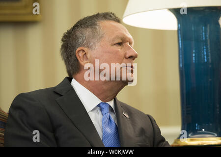 John Kasich, Gouverneur von Ohio, nimmt an einem Treffen mit Präsident Barack Obama und anderen Unternehmen, der Regierung und der Nationalen Sicherheit Führer der transpazifische Partnerschaft, im Oval Office im Weißen Haus in Washington, D.C. am 16. September 2016 diskutieren. Foto von Kevin Dietsch/UPI Stockfoto