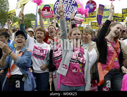 Tausende von pro-choice-Anhänger nehmen Sie teil am Marsch für das Leben der Frauen auf der Mall in Washington, den 25. April 2004. (UPI Foto/Yuri Gripas) Stockfoto