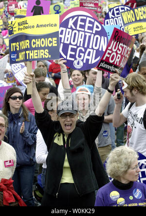 Tausende von pro-choice-Anhänger nehmen Sie teil am Marsch für das Leben der Frauen auf der Mall in Washington, den 25. April 2004. (UPI Foto/Yuri Gripas) Stockfoto