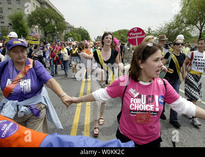 Tausende von pro-choice-Anhänger nehmen Sie teil am Marsch für das Leben der Frauen auf der Mall in Washington, den 25. April 2004. (UPI Foto/Yuri Gripas) Stockfoto