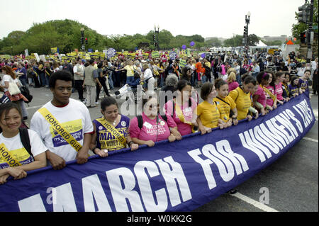 Tausende von pro-choice-Anhänger nehmen Sie teil am Marsch für das Leben der Frauen auf der Mall in Washington, den 25. April 2004. (UPI Foto/Yuri Gripas) Stockfoto