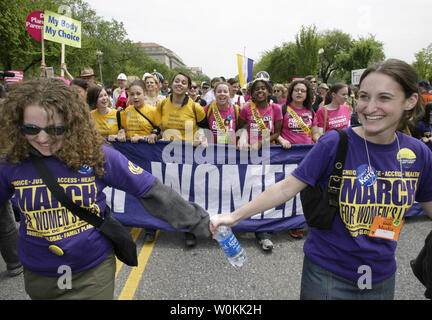 Tausende von pro-choice-Anhänger nehmen Sie teil am Marsch für das Leben der Frauen auf der Mall in Washington, den 25. April 2004. (UPI Foto/Yuri Gripas) Stockfoto