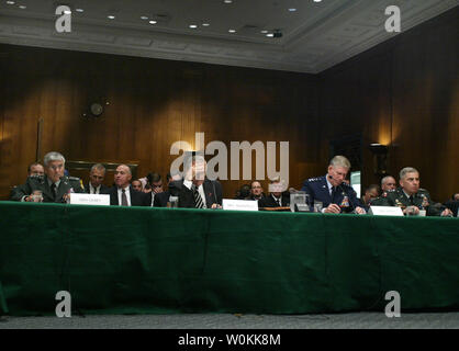 (Nach rechts) General George Casey Links, Kommandierender General der multinationalen Truppen im Irak, US-Verteidigungsminister Donald Rumsfeld, General Richard Myers, Vorsitzender des Generalstabs, General John Abizaid bezeugen vor dem Senat Armed Services Committee Hearing über US-Militärstrategie und Operationen im Irak auf dem Capitol Hill in Washington, 29. September 2005. (UPI Foto/Yuri Gripas) Stockfoto