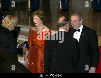 Us-Präsident George W. Bush (R) und First Lady Laura Bush grüße Großbritanniens Prinz Charles und seine Frau Camilla, Herzogin von Cornwall, vor einem Abendessen im Weißen Haus in Washington, November 2, 2005. (UPI Foto/Yuri Gripas) Stockfoto