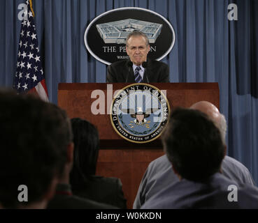 Us-Verteidigungsminister Donald Rumsfeld hört der Journalist Frage bei einer Nachrichten briefing im Pentagon in Washington, 25. Januar 2006. (UPI Foto/Yuri Gripas) Stockfoto