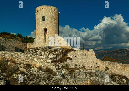 Ruinen der Burg Bominaco Stockfoto