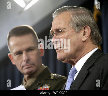 Us-Verteidigungsminister Donald Rumsfeld (R) spricht auf einer gemeinsamen Pressekonferenz mit General Peter Pace, Vorsitzender des Generalstabs, auf Abteilung des Budgets für Verteidigung 2007 im Pentagon in Washington, 6. Februar 2006. (UPI Foto/Yuri Gripas) Stockfoto