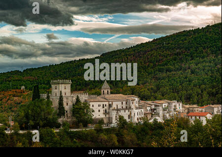 Vista panoramica della Città di Bussi sul Tirino, Palast der Medici - Schloss Stockfoto