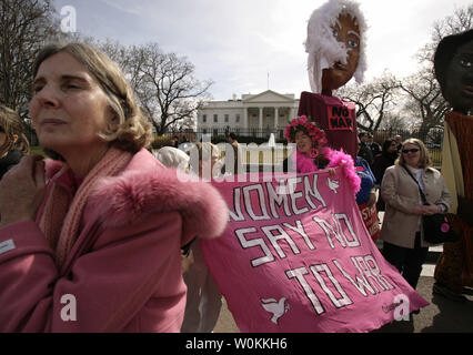 Anti-Iraqi Krieg Aktivisten protestieren außerhalb des Weißen Hauses in Washington, 8. März 2006. Gold Star Mütter Cindy Sheehan und Elaine Johnson haben eine Delegation der irakischen Frauen für den März am Internationalen Frauentag einen dringenden Aufruf zum Frieden das Weiße Haus zu liefern. (UPI Foto/Yuri Gripas) Stockfoto