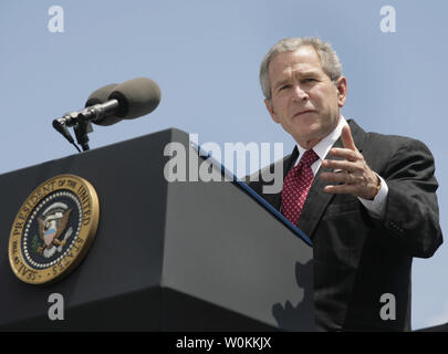 Us-Präsident George W. Bush liefert Erläuterungen bei der jährlichen nationalen Frieden Offiziere' Memorial Service im Westen vor dem Kapitol in Washington am 15. Mai 2006. In seiner Rede die 164 Polizeibeamte, die in der Linie der Aufgabe im Jahr 2005 getötet wurden geehrt (UPI Foto/Yuri Gripas) Stockfoto