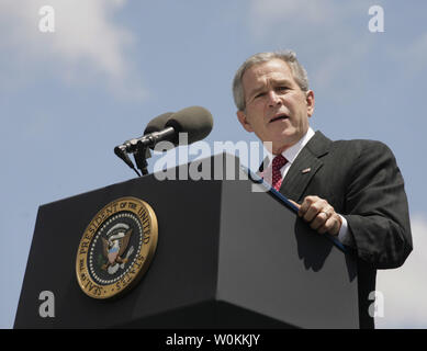 Us-Präsident George W. Bush liefert Erläuterungen bei der jährlichen nationalen Frieden Offiziere' Memorial Service im Westen vor dem Kapitol in Washington am 15. Mai 2006. In seiner Rede die 164 Polizeibeamte, die in der Linie der Aufgabe im Jahr 2005 getötet wurden geehrt (UPI Foto/Yuri Gripas) Stockfoto