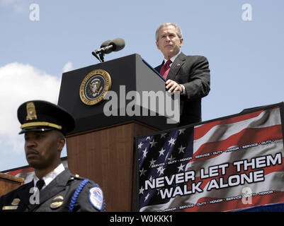 Us-Präsident George W. Bush liefert Erläuterungen bei der jährlichen nationalen Frieden Offiziere' Memorial Service im Westen vor dem Kapitol in Washington am 15. Mai 2006. In seiner Rede die 164 Polizeibeamte, die in der Linie der Aufgabe im Jahr 2005 getötet wurden geehrt (UPI Foto/Yuri Gripas) Stockfoto