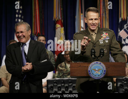 Us-Verteidigungsminister Donald Rumsfeld (L) lacht wie General Peter Pace, Vorsitzender des Generalstabs, im Pentagon Town Hall Meeting in Washington spricht, 22. September 2006. (UPI Foto/Yuri Gripas) Stockfoto