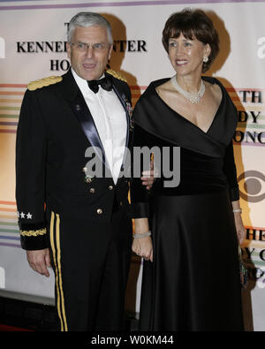 Us-Generalstabschef General George Casey und seine Frau Sheila im Kennedy Center Honors show in Washington am 2. Dezember 2007 vor. (UPI Foto/Yuri Gripas). Stockfoto