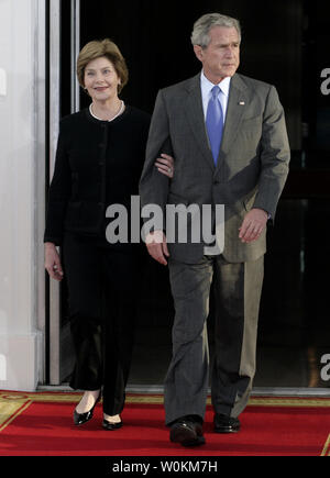 Us-Präsident George W. Bush und First Lady Laura Bush, der britische Premierminister Gordon Brown und seine Frau Sarah an der Nördlichen Vorhalle vor dem Weißen Haus in Washington am 17. April 2008 begrüßen zu dürfen. (UPI Foto/Yuri Gripas) Stockfoto