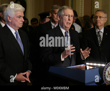 Senat Minderheit Führer Mitch McConnell (R-KY) spricht mit Reportern auf dem Capitol Hill nach einer Abstimmung über die wirtschaftliche Rettung in Washington am 1. Oktober 2008. Mit Reid vom links sind Senator Chris Dodd (D-CT), Senator Judd Gregg (R-NH) und Sen. Mitch McConnell (R-KY). Der Senat die 700 Milliarden Rettungspaket Rechnung. (UPI Foto/Yuri Gripas) Stockfoto
