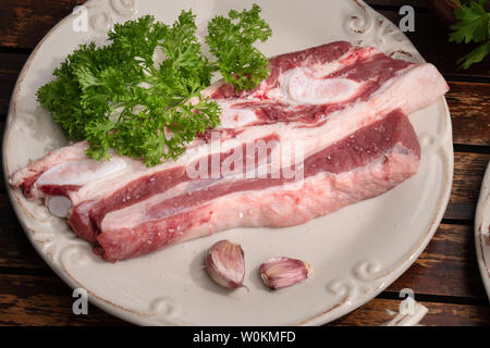 Frisches Rindfleisch auf hölzernen Tisch bereit gekocht zu werden. Frisches Fleisch zu grillen. Spanisch churrasco Stockfoto