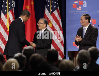 Us-Präsident Barack Obama (L) grüsst chinesischen Staatsrat Dai Bingguo und chinesischen Vizepremierminister Wang Qishan (R) zu Beginn der von den USA China strategischen und wirtschaftlichen Dialogs in Washington am 27. Juli 2009. (UPI Foto/Yuri Gripas) Stockfoto